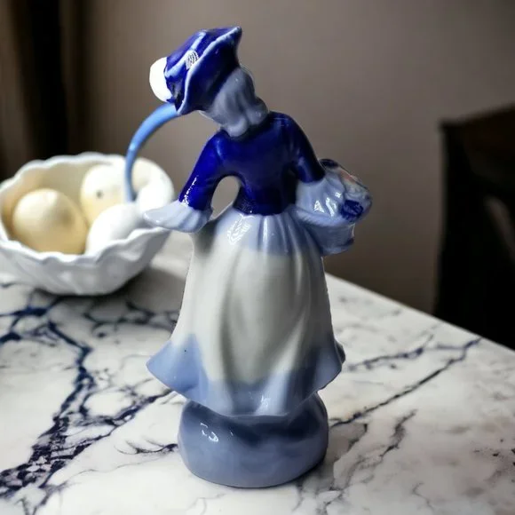 Vintage Blue & White Figurine Victorian Lady in Colonial Dress, Occupied Japan - Picture 2 of 12